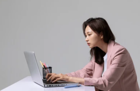 거북목이 부르는 턱관절 통증, 바른 자세로 잡는 법